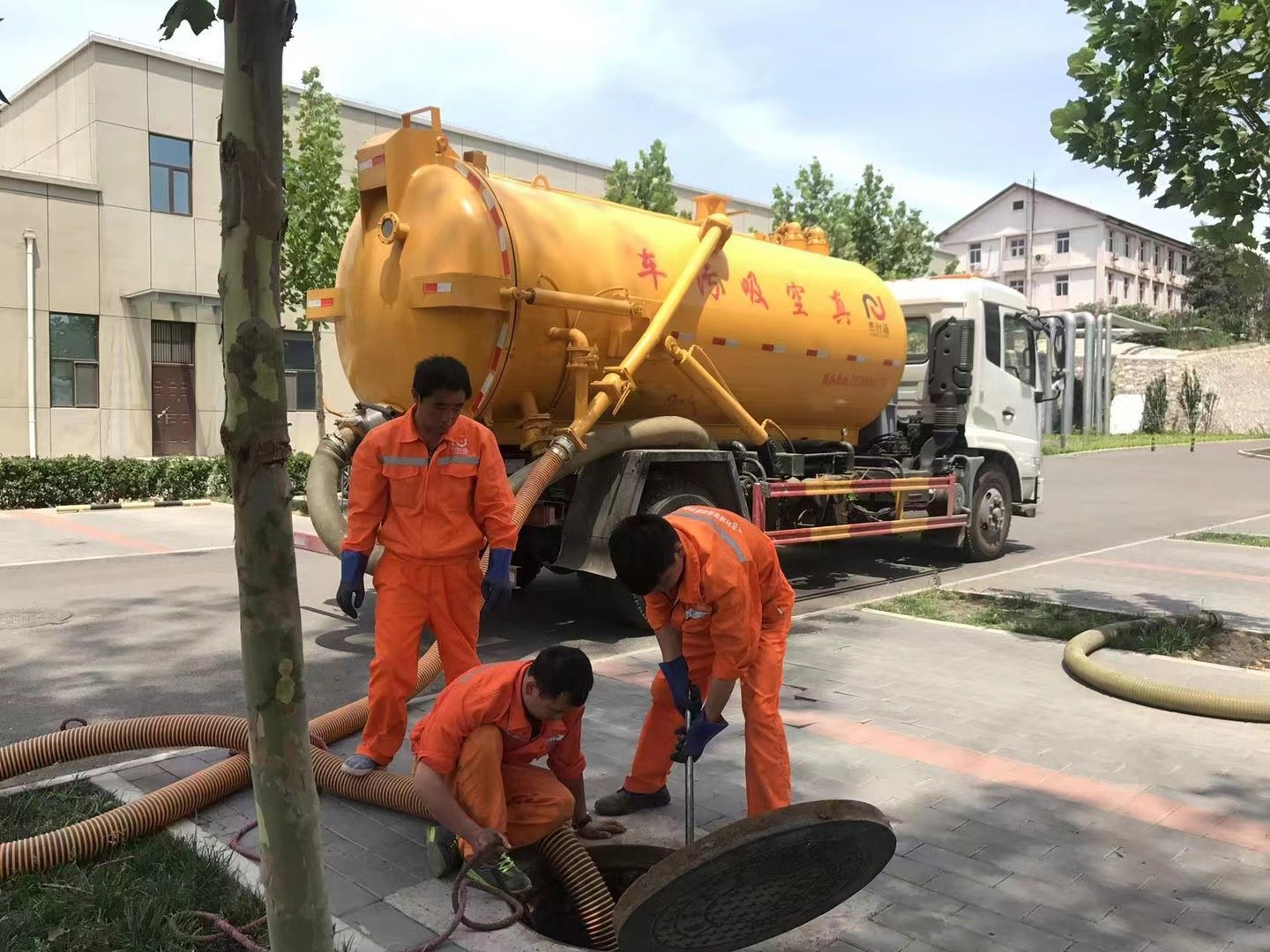 南关管道疏通车停在窨井附近