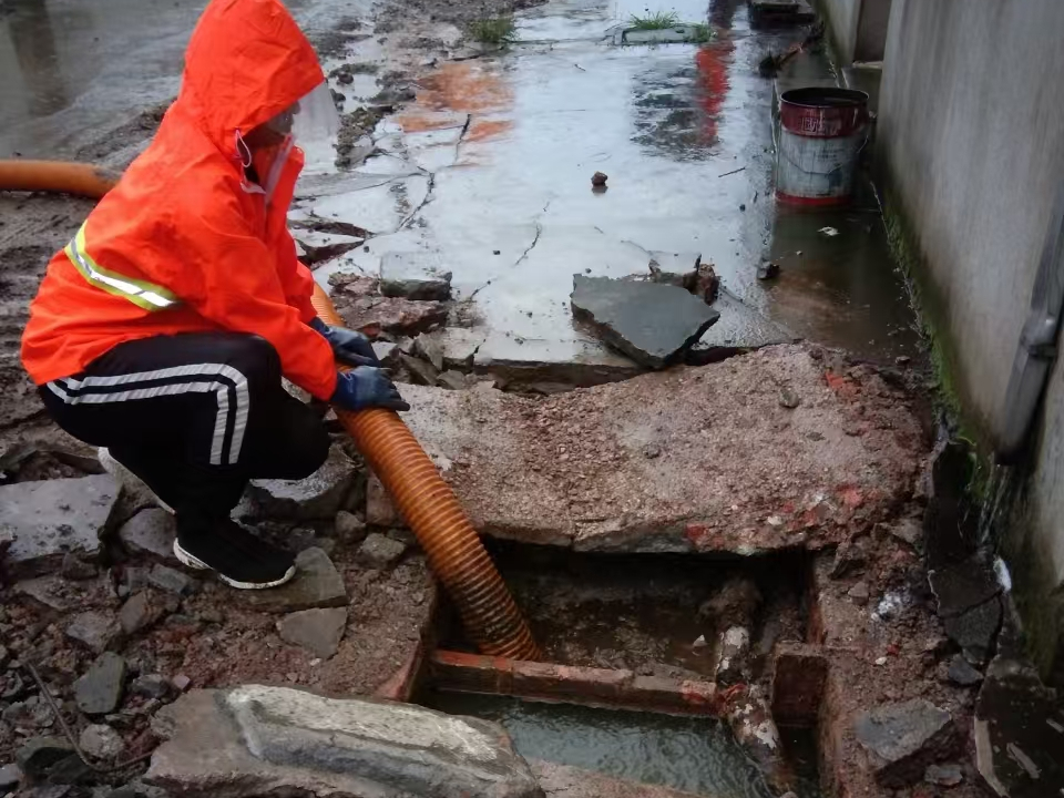 南关专业清理污水池 炜誉市政以规范流程守护城市 “肠道”