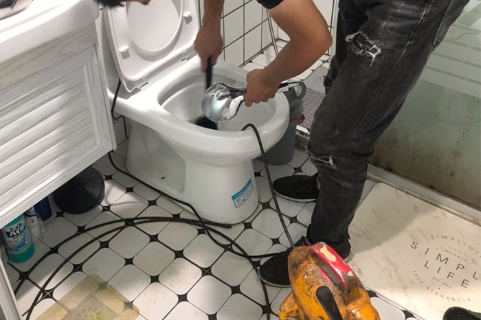 南关马桶堵塞自己疏通还是找师傅?专业上门服务让你省时更省心